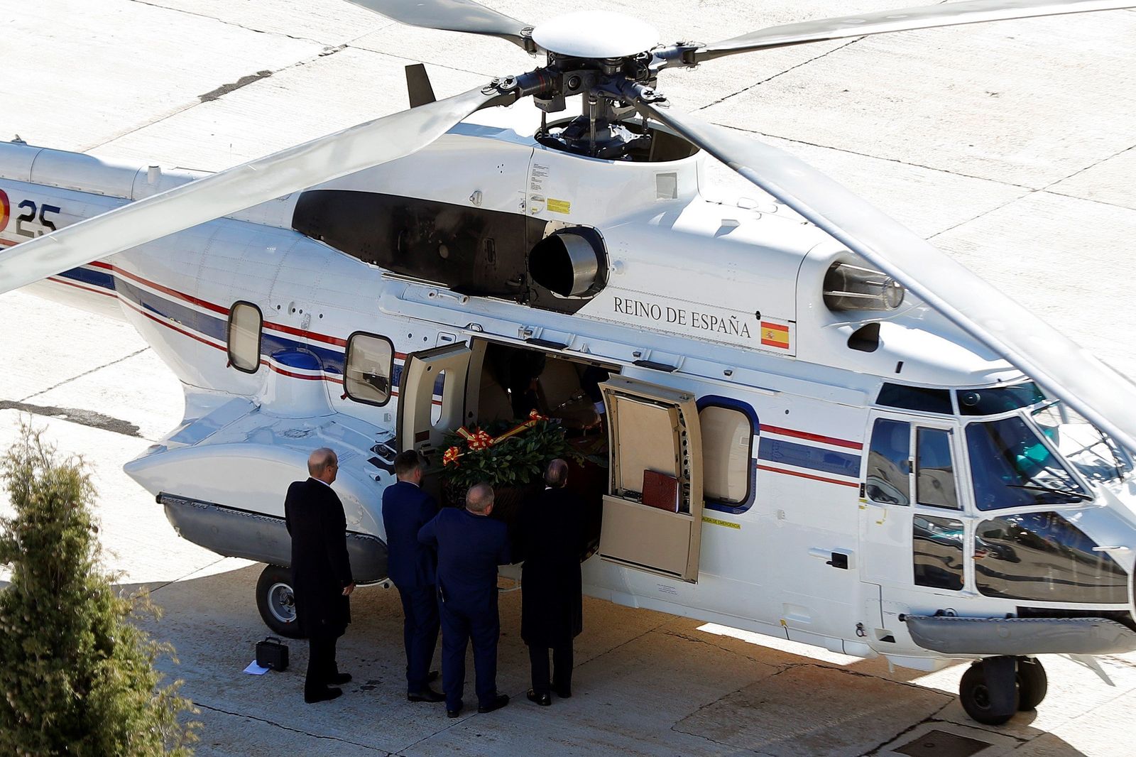 Momento en el que introducen el féretro de Franco en el helicóptero