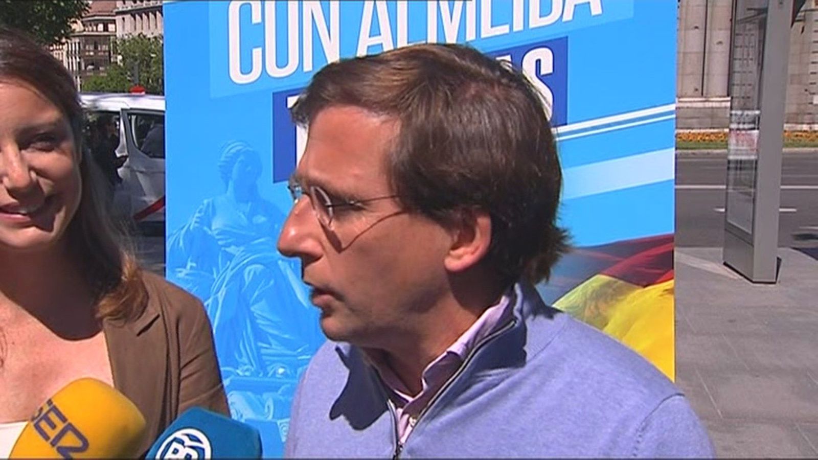 Almeida estudia acciones jurídicas por los carteles en balcones de Más Madrid