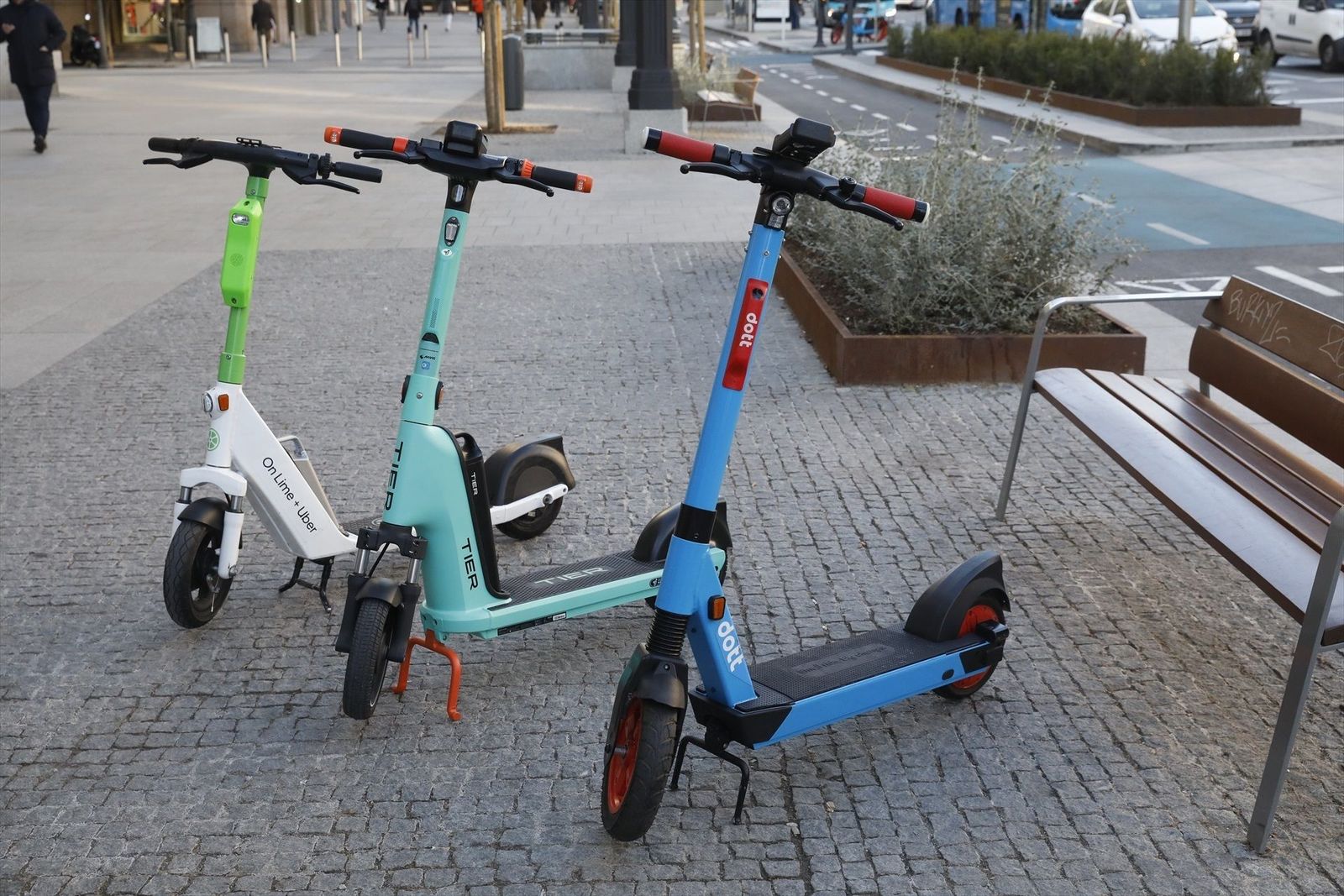 Los nuevos patinetes eléctricos compartidos que operarán en Madrid te obligarán a circular y aparcar sólo en zonas permitidas