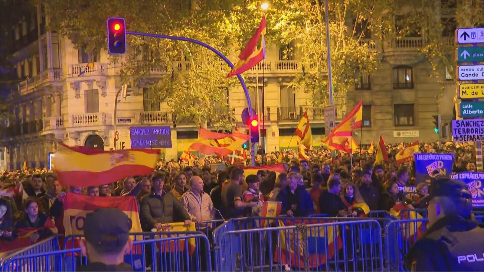 Cargas policiales en Ferraz en la novena noche de protestas contra la amnistía