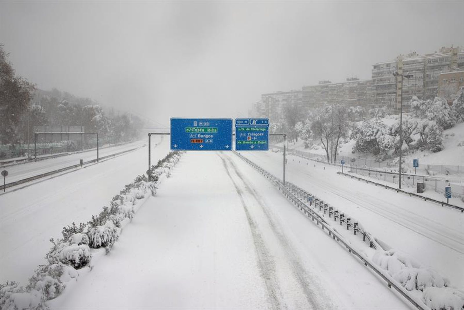 Coches abandonados durante la nevada de Filomena en Madrid