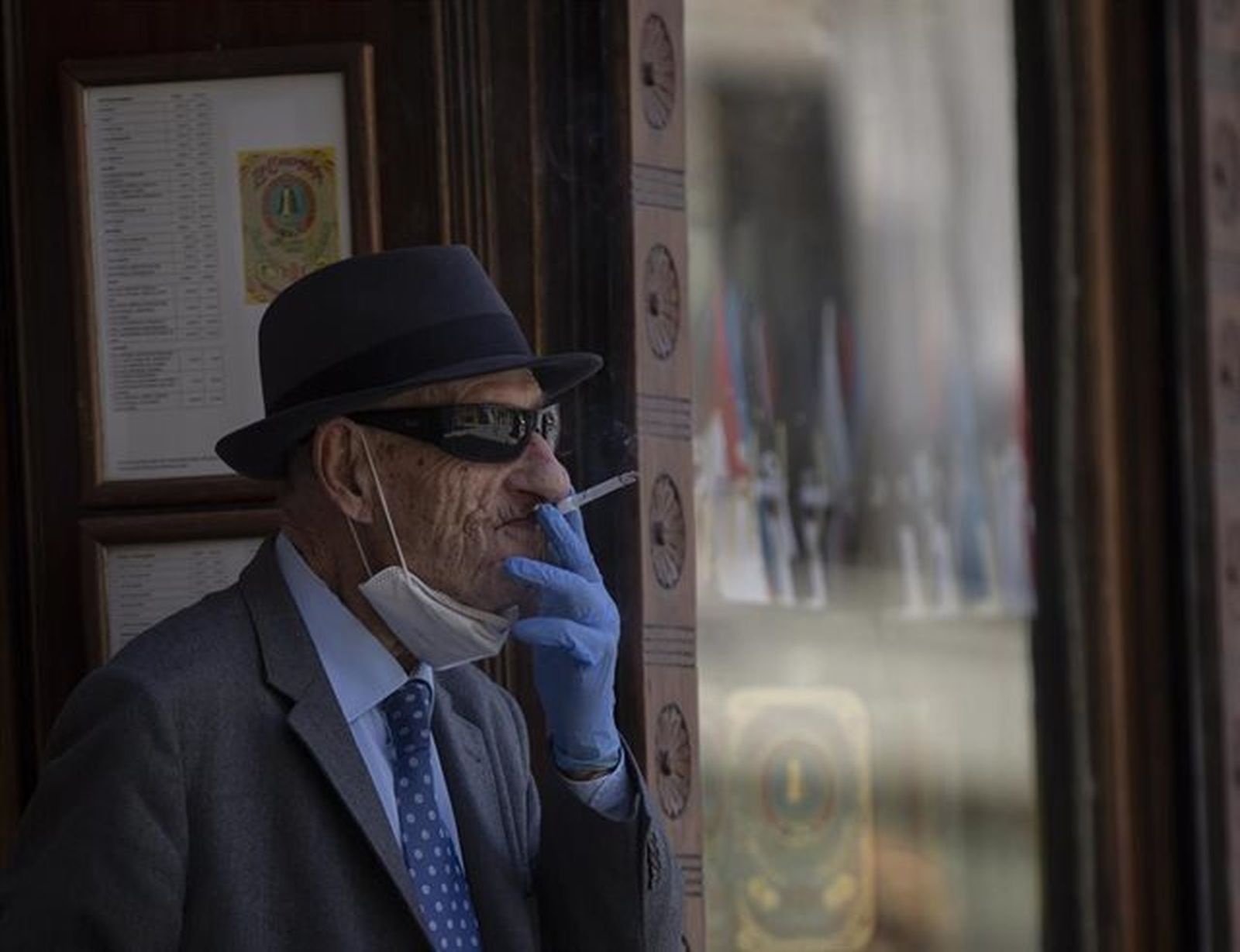 Un juez anula en Madrid la orden de fumar en la calle sin distancia