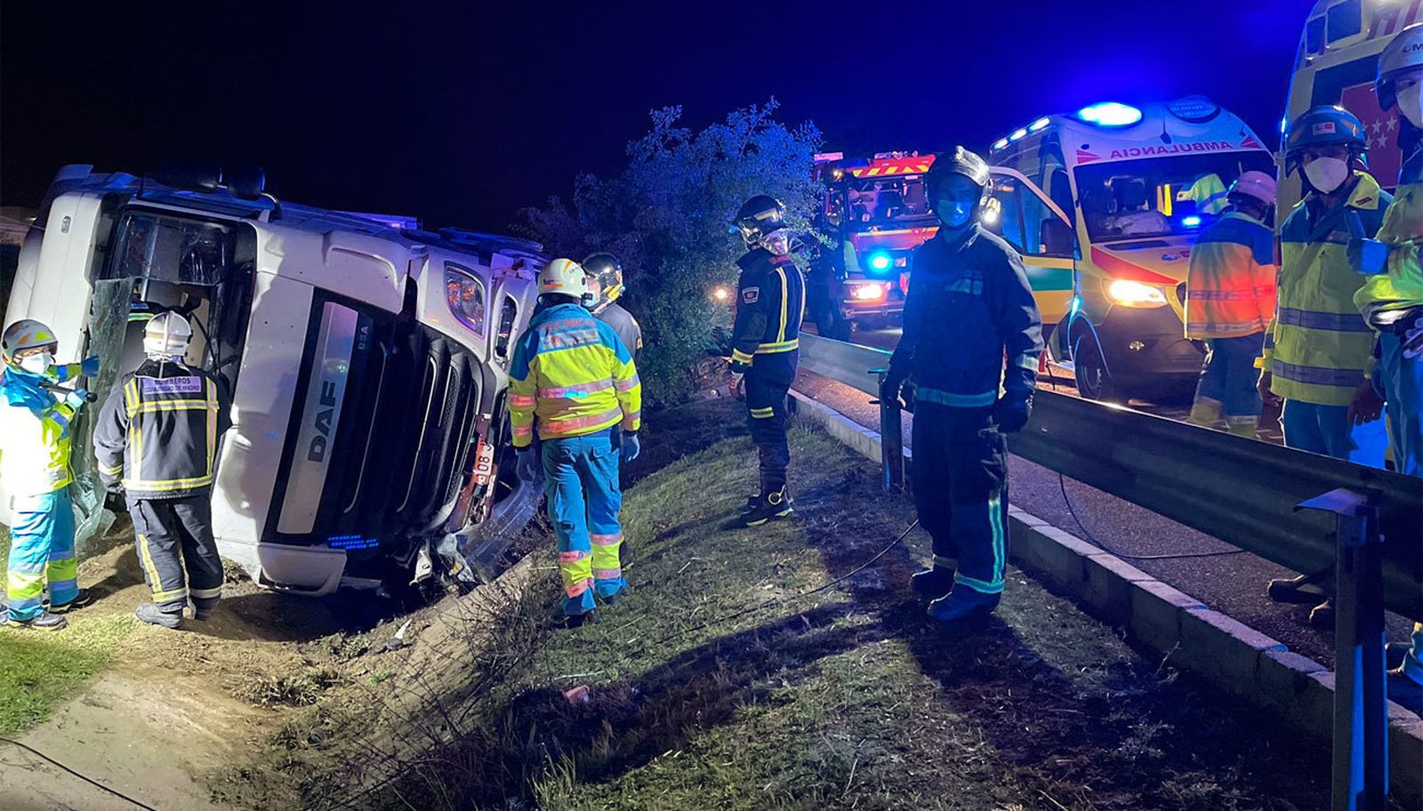 Camión volcado en la cuneta en la M-50