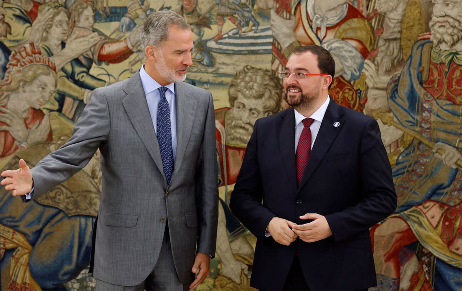 Felipe VI con el presidente de Asturias, Adrián Barbón