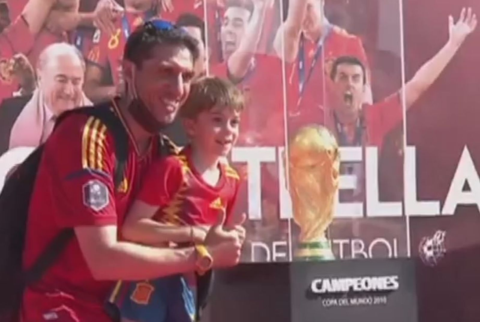 Miles de madrileños se hacen una foto en Colón con la Copa del Mundo
