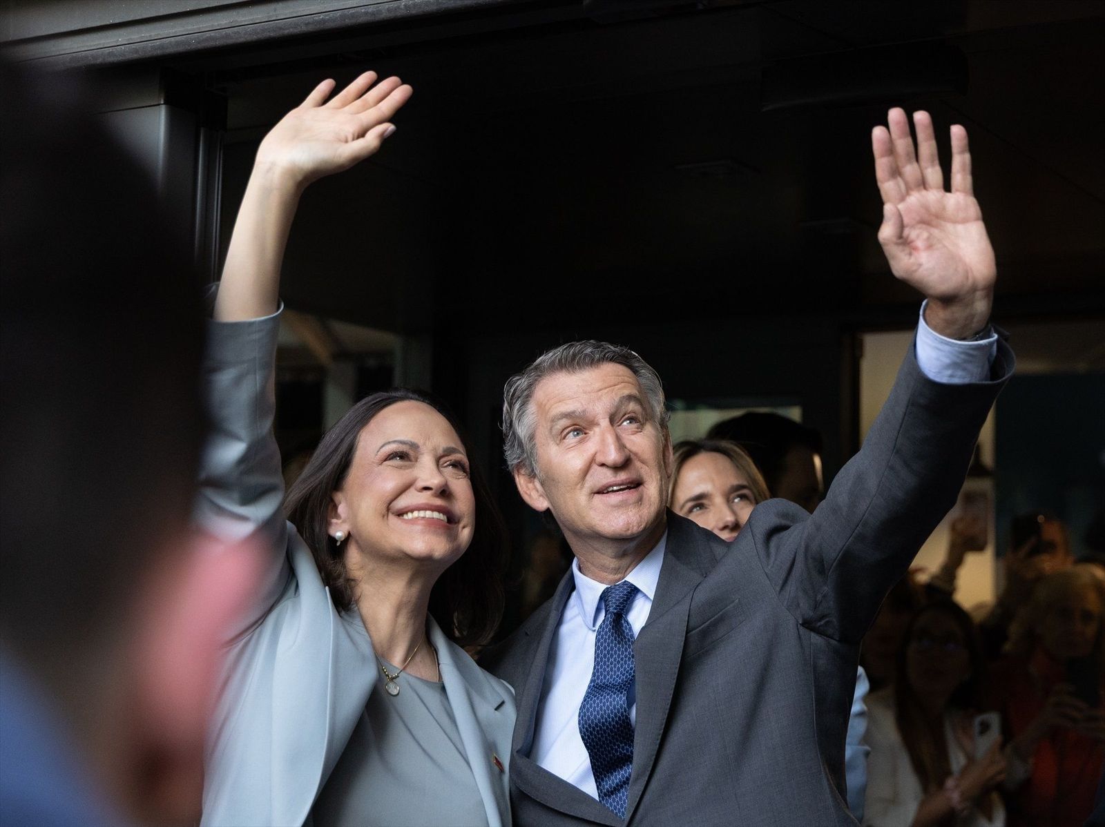 María Corina Machado, recibida entre aplausos en Génova antes de su reunión con Feijóo