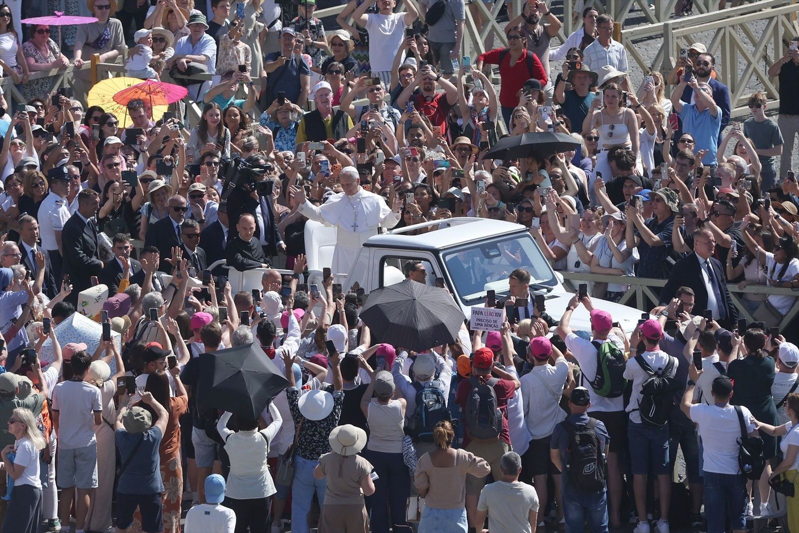 León XIV recorre el corazón de Madrid entre el cariño de miles de fieles