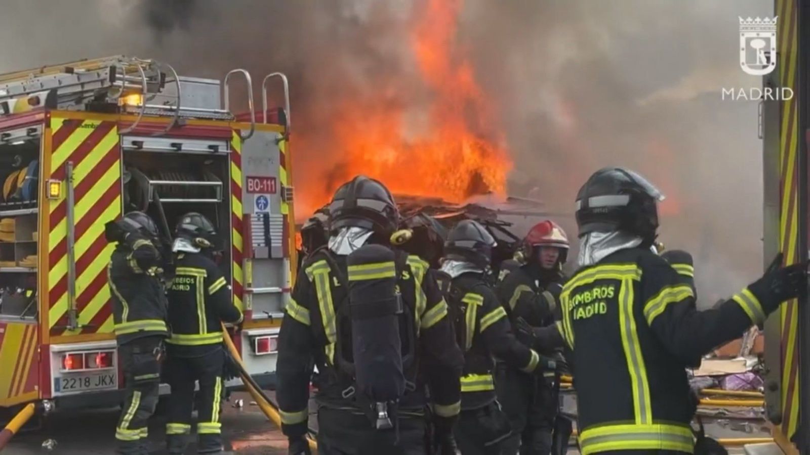 Bomberos controlan un incendio en varias infraviviendas de Fuencarral