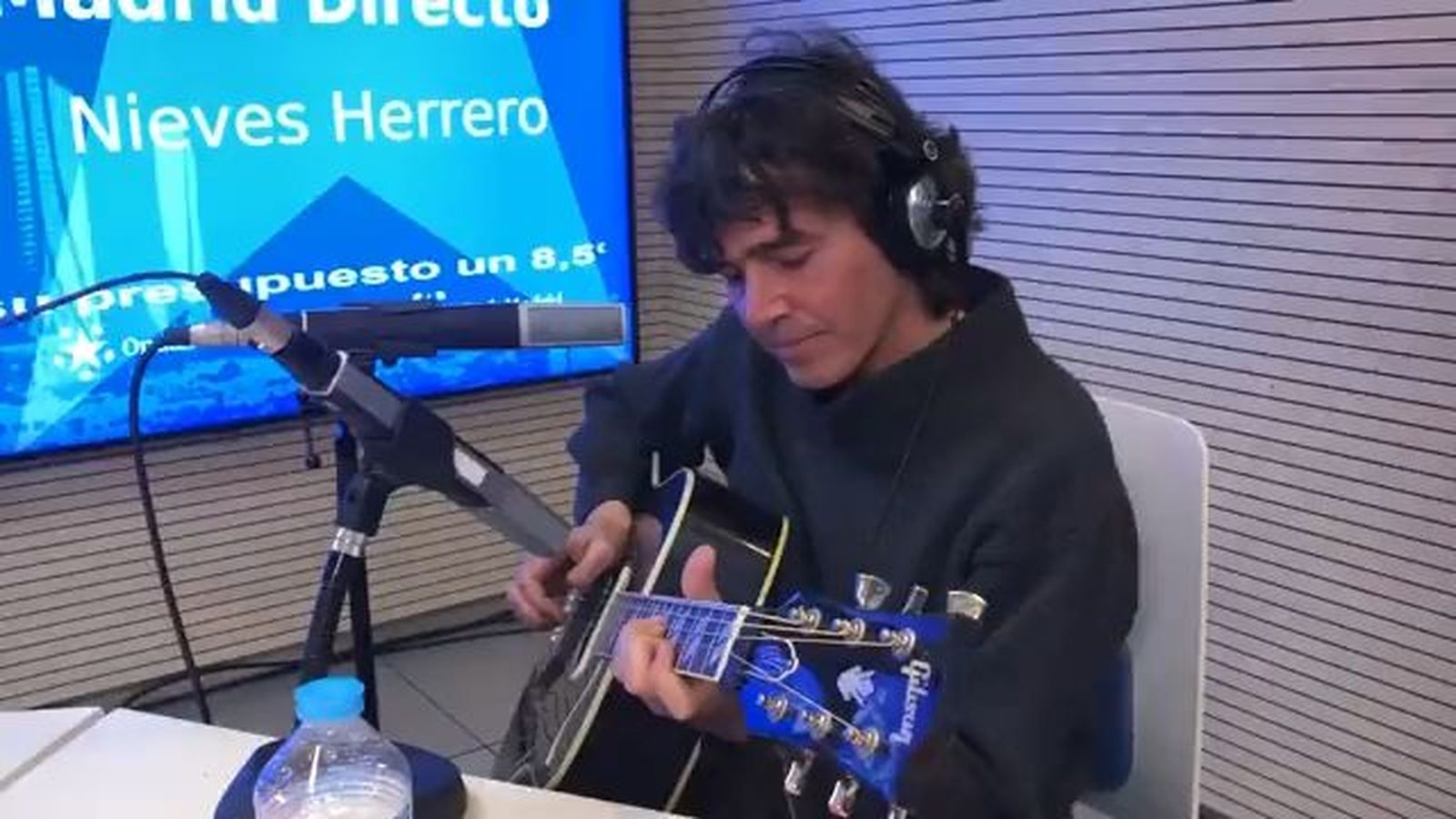 Rubén Pozo interpreta en directo su nuevo trabajo 'Mañana es lunes'