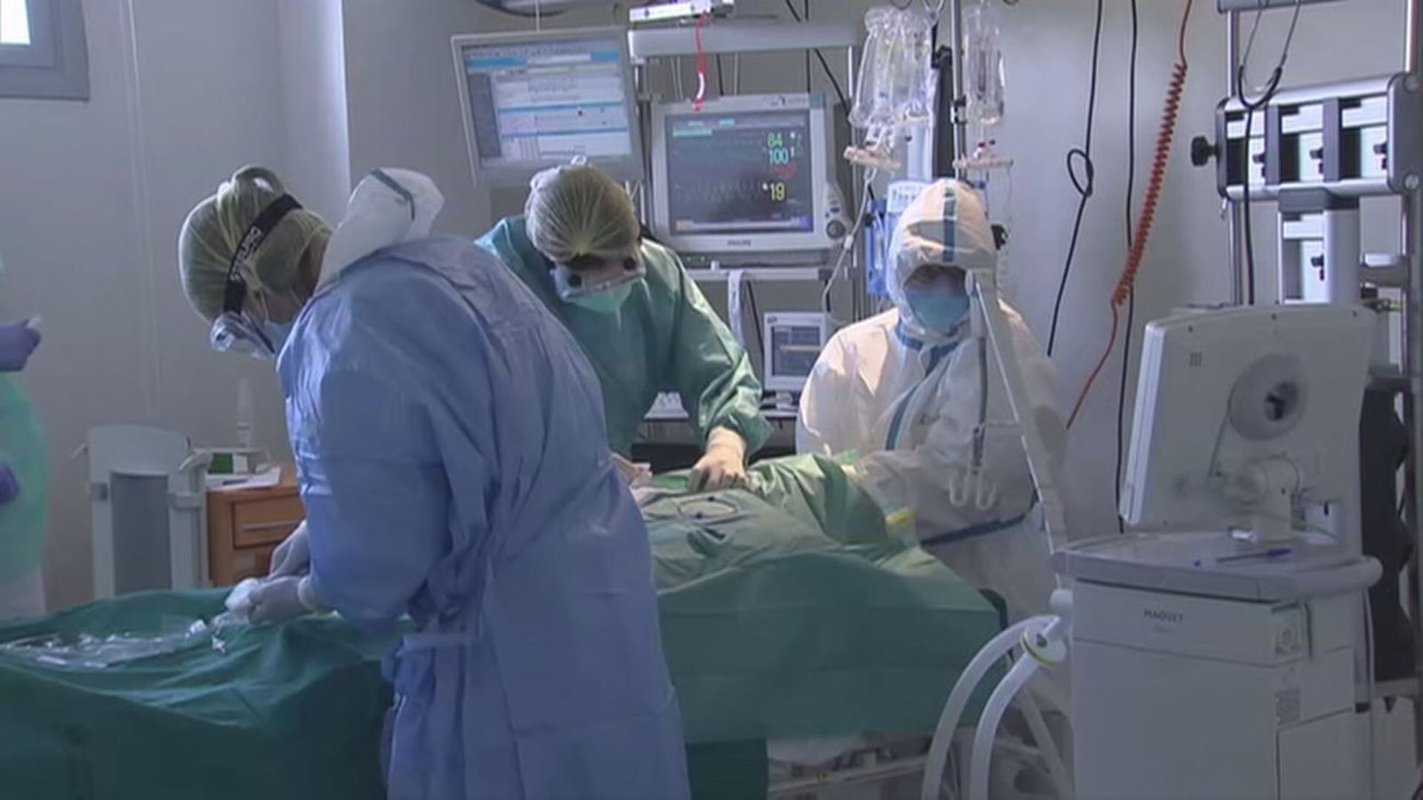 Sanitarios atienden a una persona enferma por la Covid