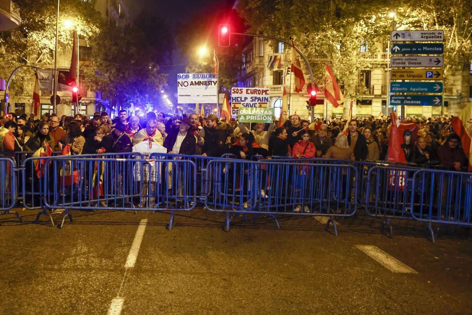 Cientos de personas vuelven a concentrarse por decimoquinto día en Ferraz