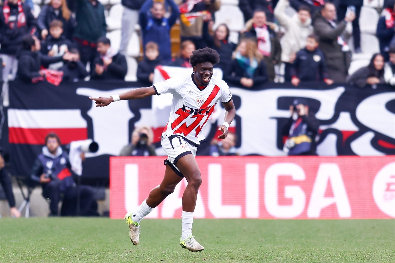 Randy Nteka celebra un gol con el Rayo