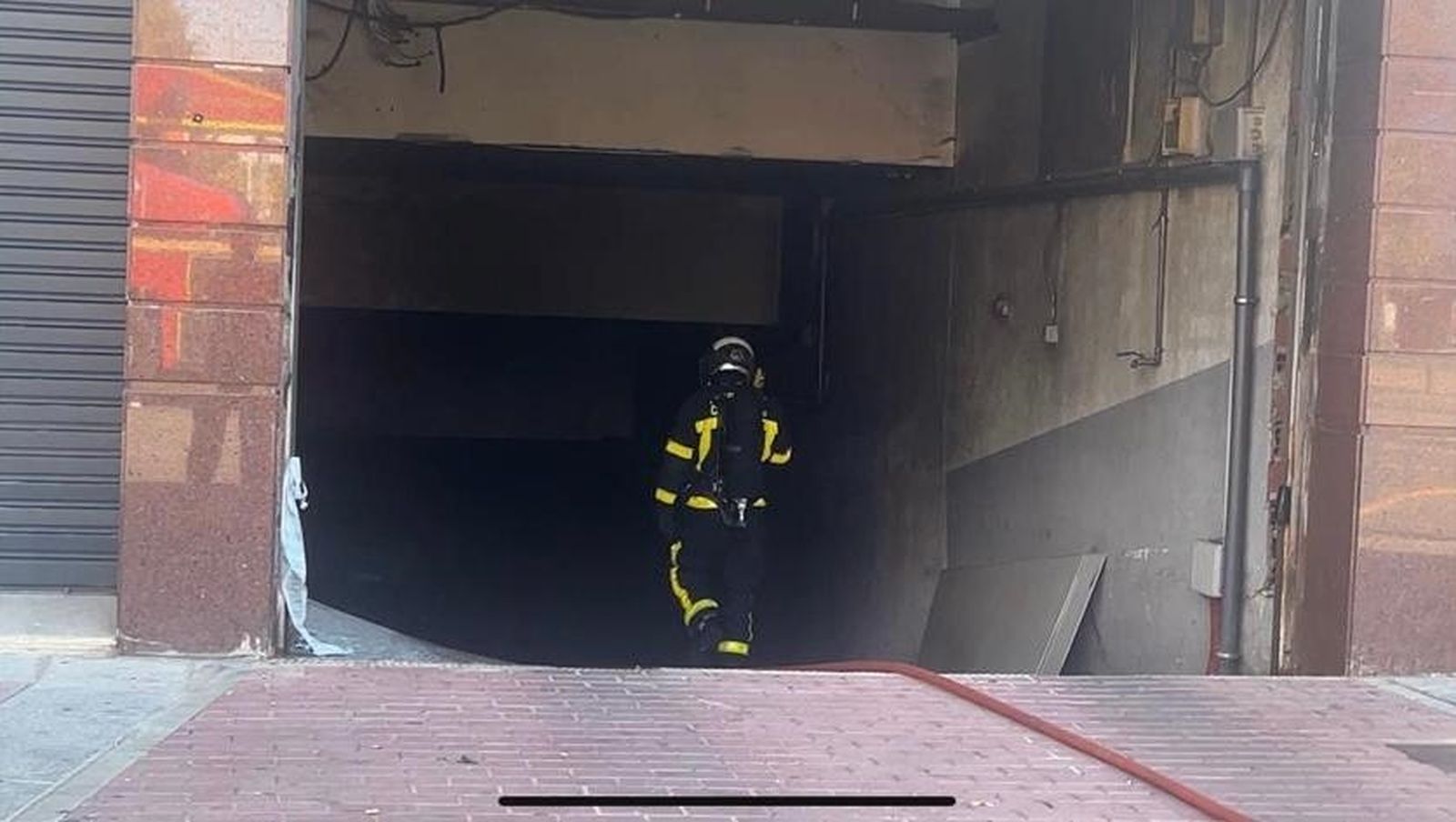 Un bombero de la Comunidad de Madrid accede al garaje de Alcorcón en el que perdieron la vida dos compañeros