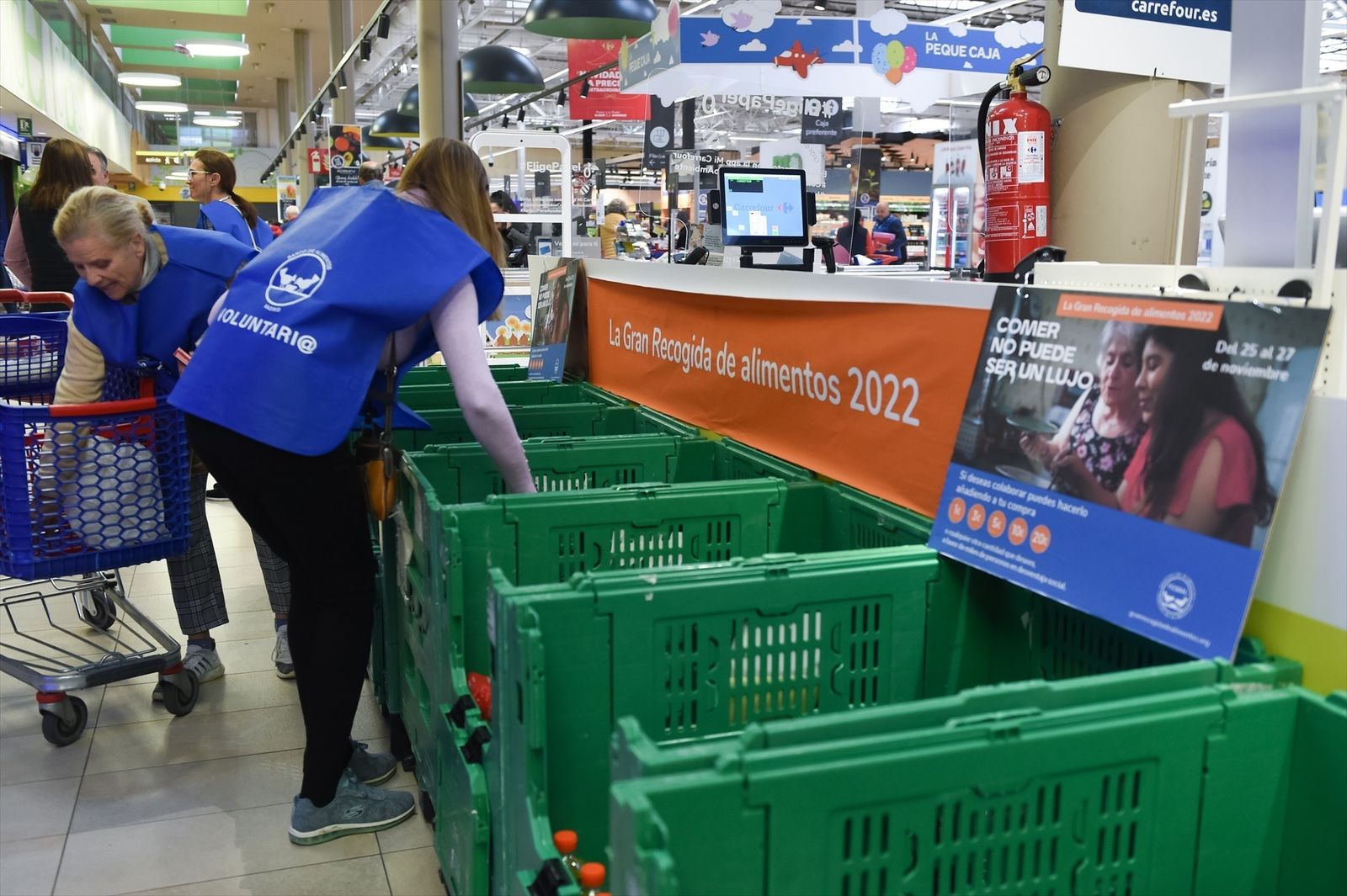 Voluntarios colaboran en la recogida de comida y donativos de la Fundación Banco de Alimentos de Madrid,