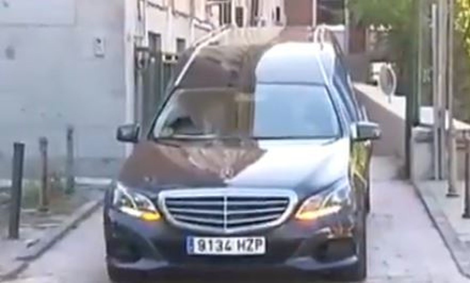 Coche fúnebre con los restos mortales de Blanca Fernández Ochoa
