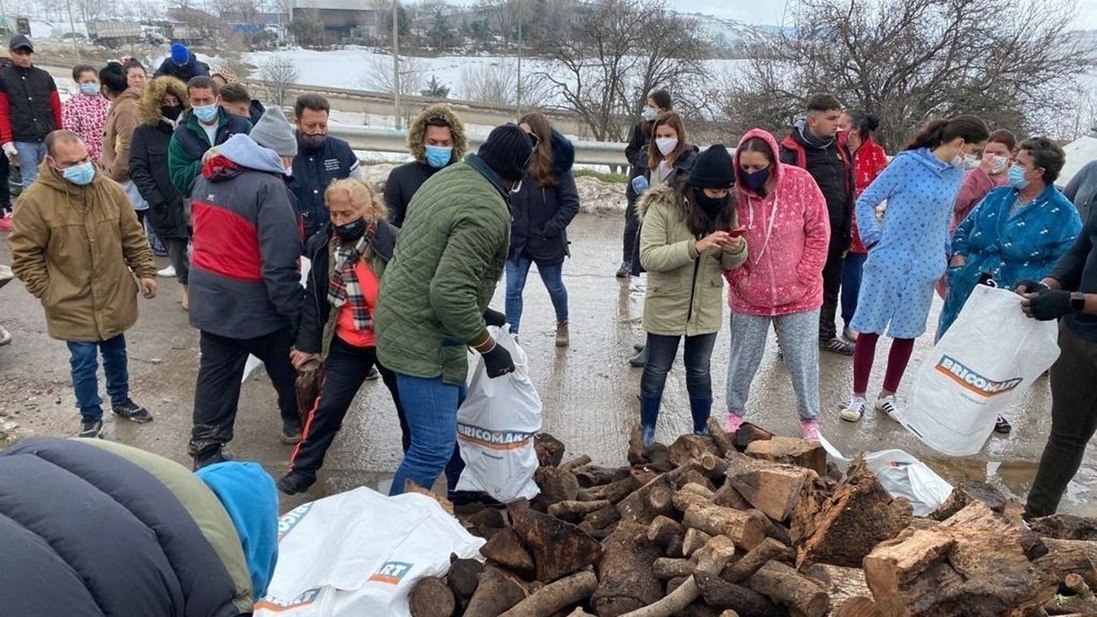 Reparto de leña en Cañada Real para calentar las viviendas
