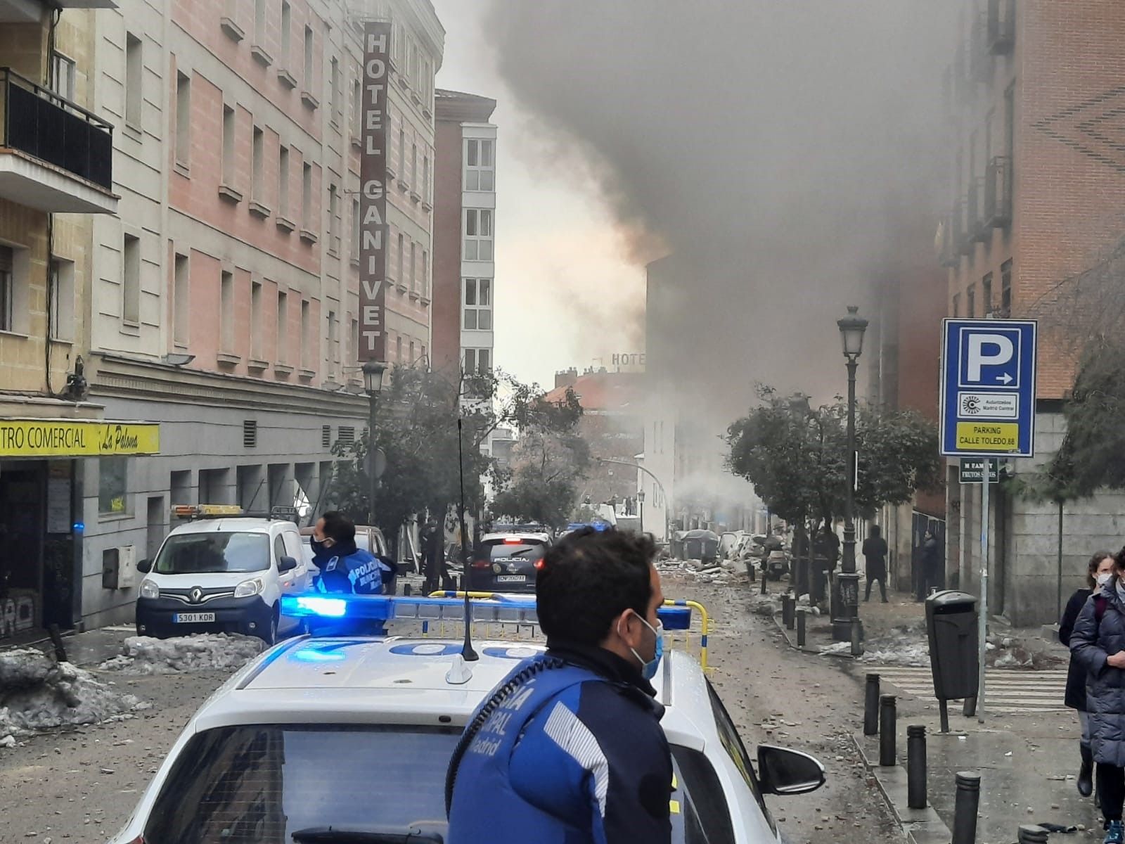 Agentes de Policía Municipal cortan la calle de Toledo tras la explosión en el número 98