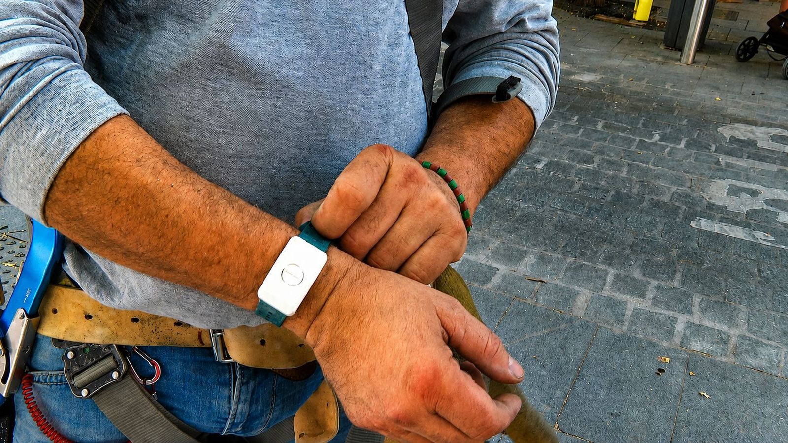 Pulseras inteligentes para evitar un golpe de calor y proteger a los que trabajan bajo el sol