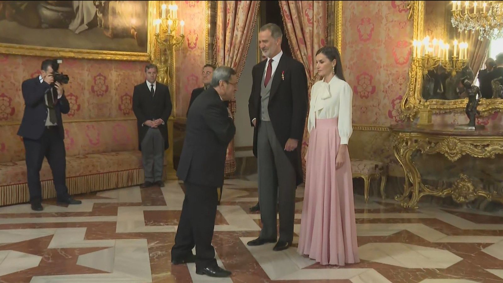 El embajador de Irán evita un año más dar la mano a la reina Letizia