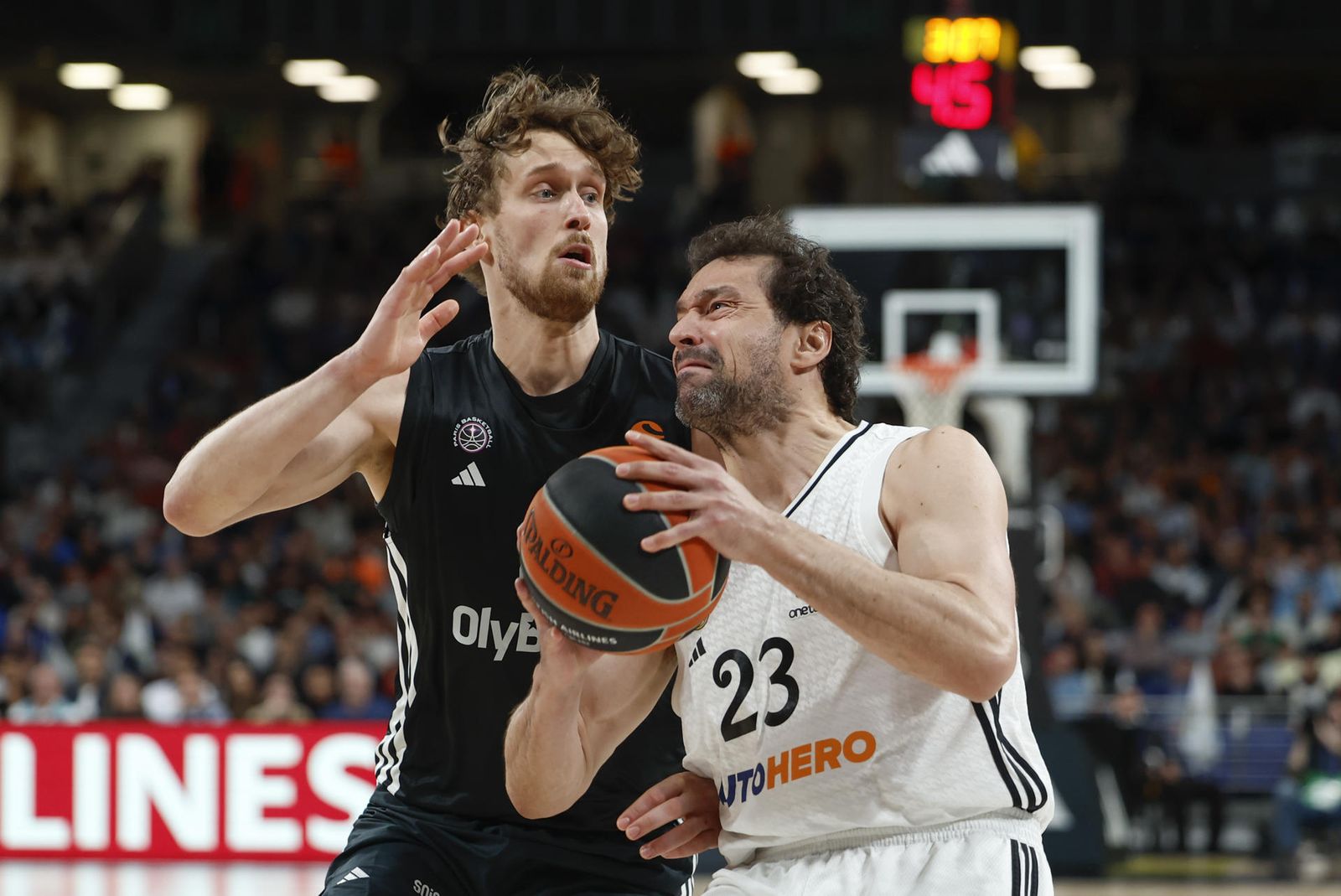 Sergio Llull disputa un balón con Mikael Jantunen en el play in de Euroliga