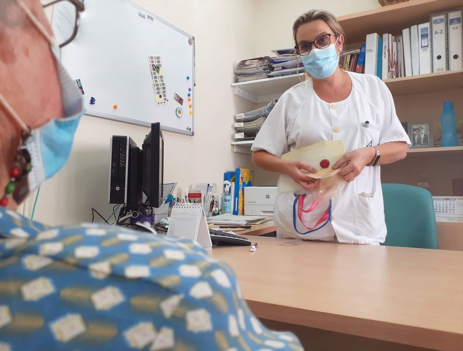 Una enfermera atiende a una paciente ostomizada