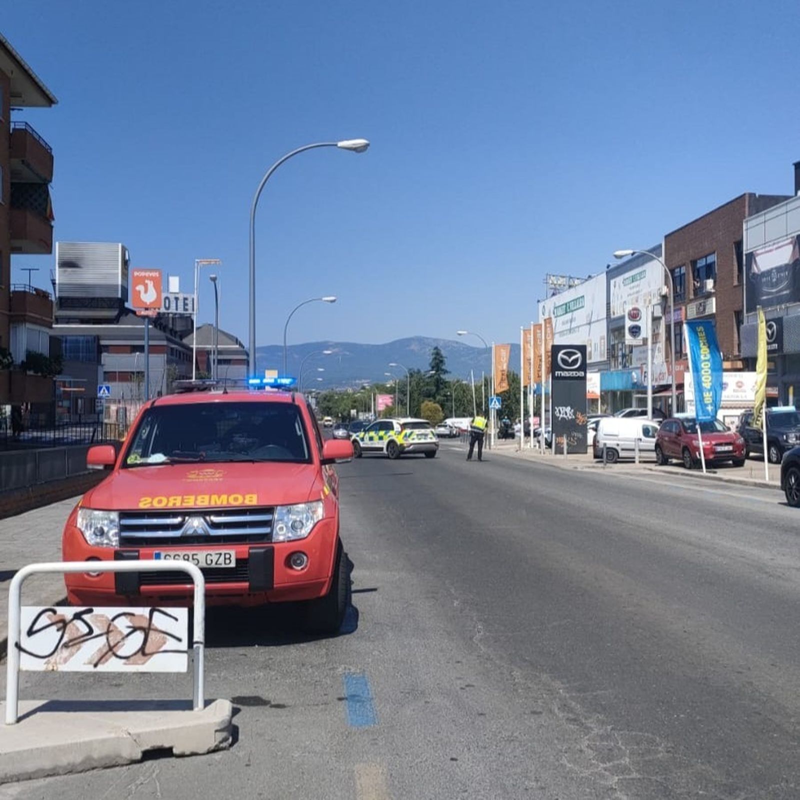 Calle cortada en Collado Villalba durante las labores de extinción de un edificio comercial
