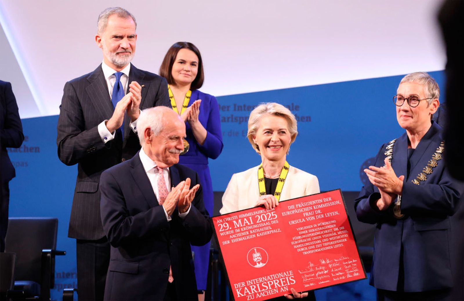 Von der Leyen pide una Europa independiente ante un rey que urge unidad