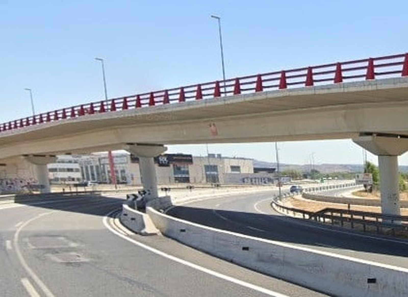 Puente de acceso a Alcalá sobre la carretera M-300