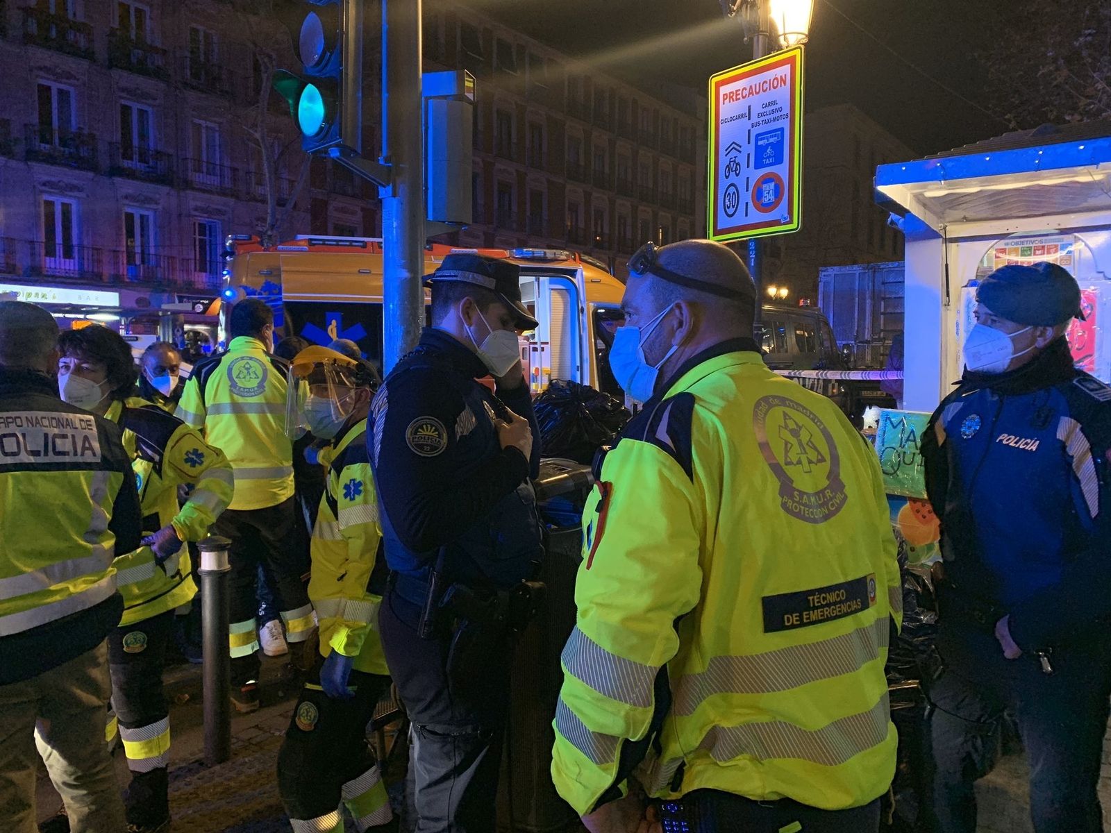 Agentes de la Policía Nacional, Policía Municipal de Madrid y Samur Protección Civil atienden al menor de 15 años fallecido en la calle Atocha