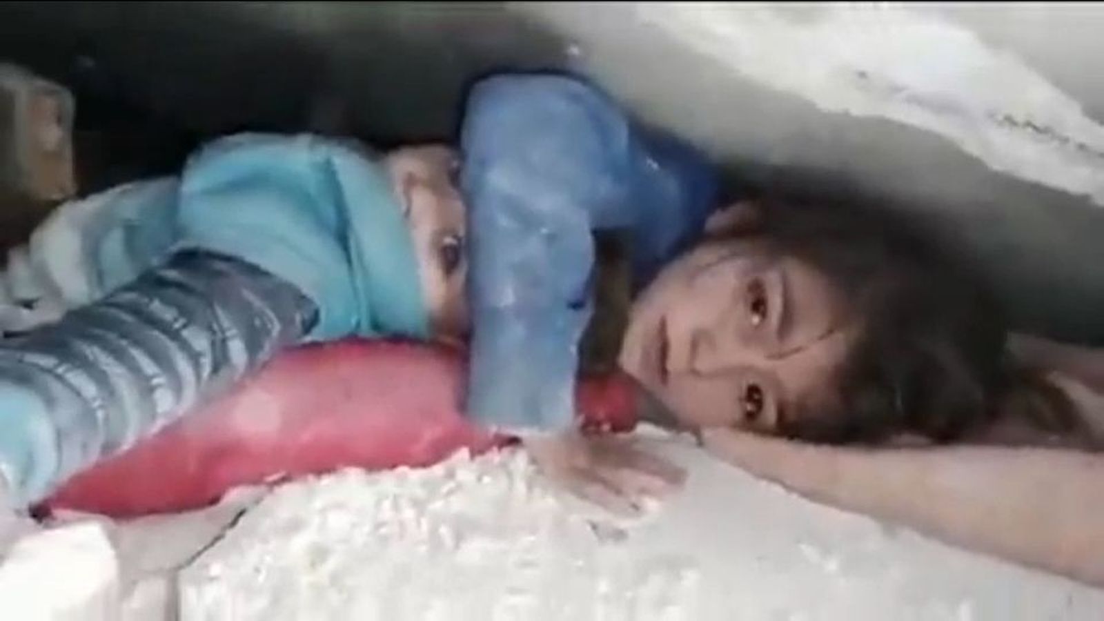 Rescates asombrosos entre imágenes del horror del terremoto en Turquía y Siria