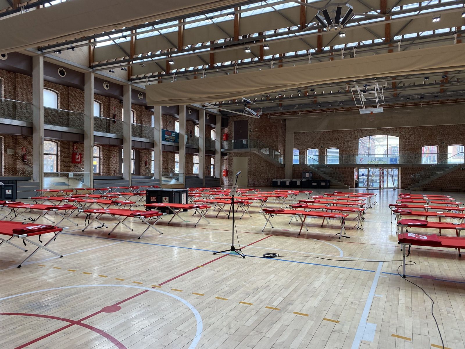 Todo listo en el polideportivo Daoiz y Velarde para acoger a refugiados ucranianos