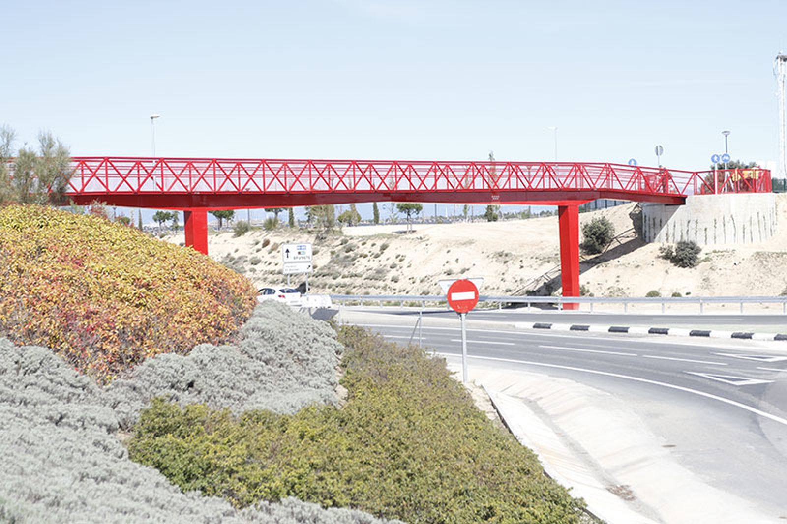 Una de las pasarelas de la M-513 que une el Casco antiguo de Boadilla con las urbanizaciones, 2015
