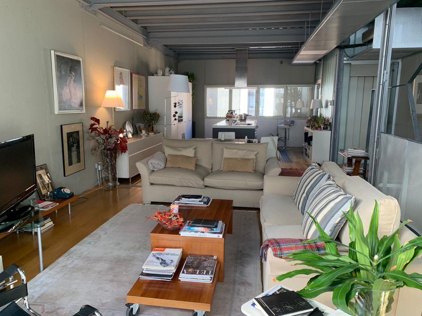 Esta vivienda tal vez parezca 'normal' a simple vista, pero si te fijas bien, verás que no hay tabiques, sino enormes placas de metal y cristal.
