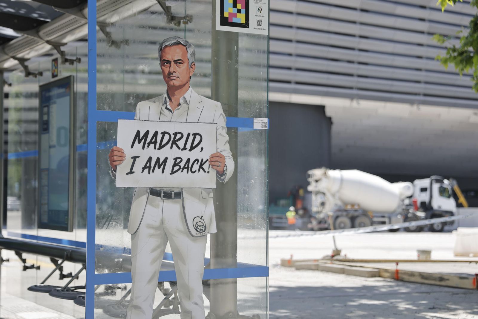 Una figura de José Mourinho ha aparecido en una marquesina de autobuses