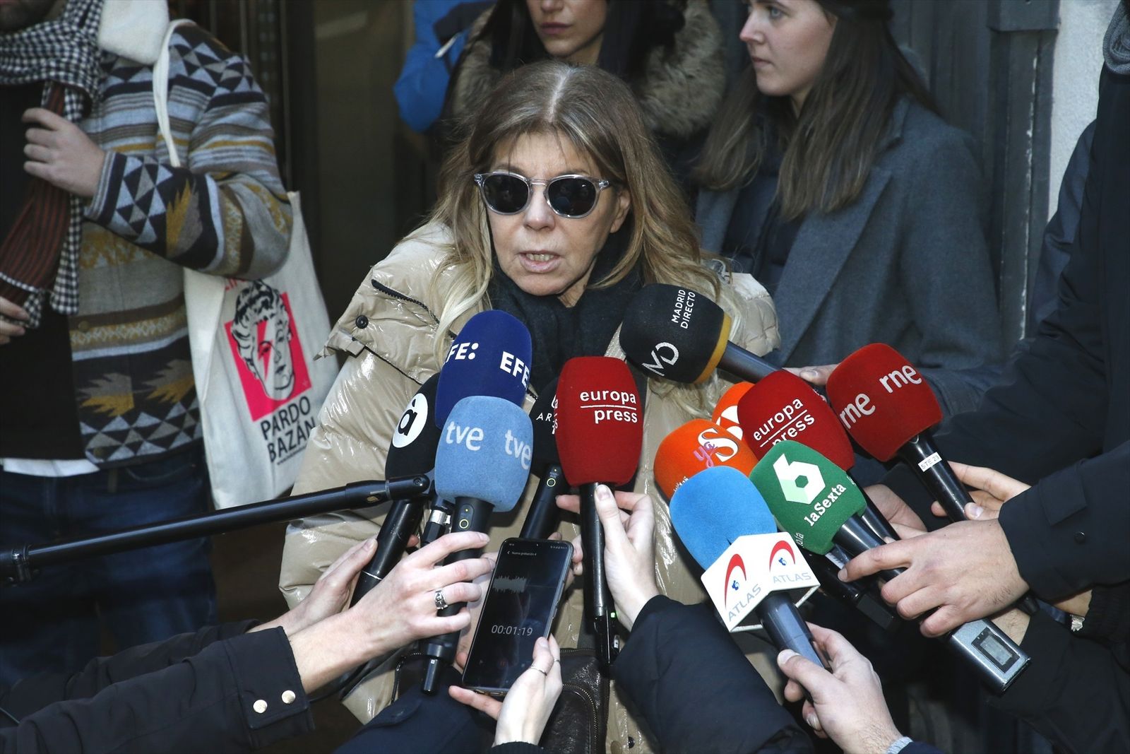 La cantante Jeanette atiende a los medios a la salida de la capilla ardiente de Carlos Saura