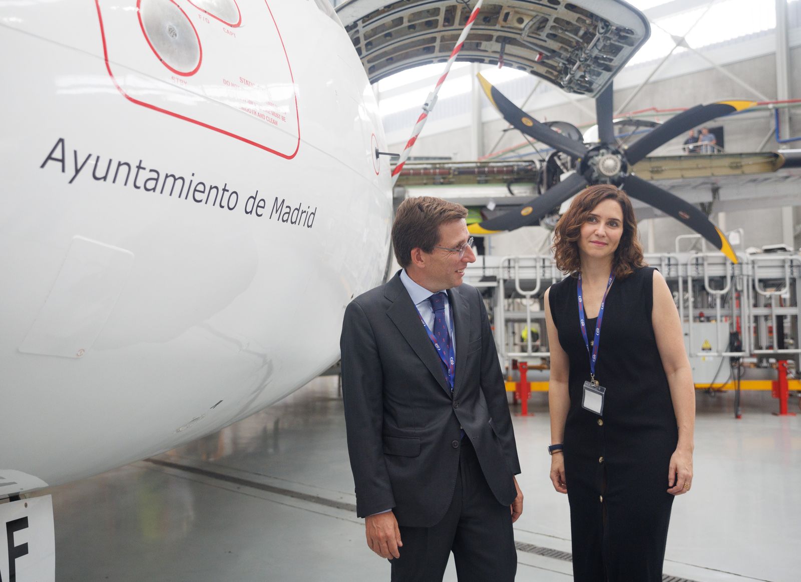 Ayuso y Almeida inauguran el nuevo hangar de la aerolínea Swiftair y destacan el papel inversor en Madrid