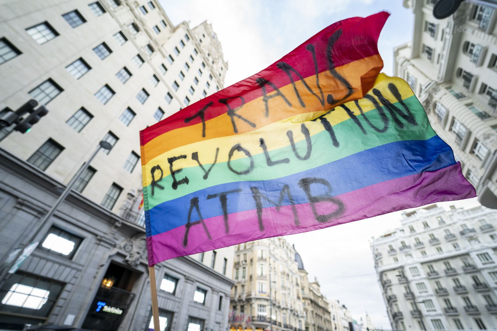 Una bandera del colectivo en una manifestación en contra del atraso del PSOE en la tramitación de la Ley Trans