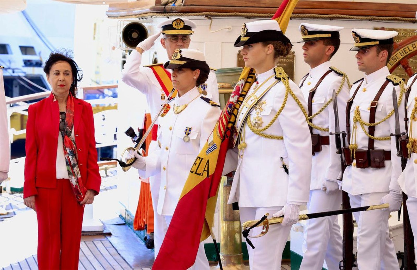 La Princesa Leonor ejerce de abanderada durante la jura de 45 españoles en Montevideo