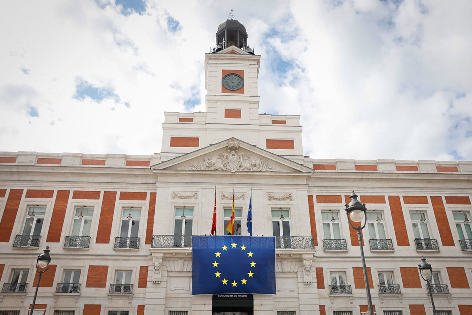 La bandera de la Unión Europea luce en la fachada de la Real Casa de Correos por el Día de Europa