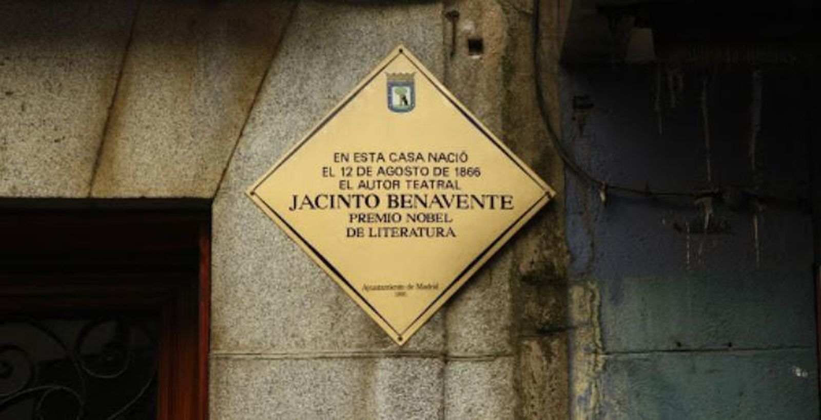 PLaca que indica el lugar de nacimiento de Jacinto Benavente