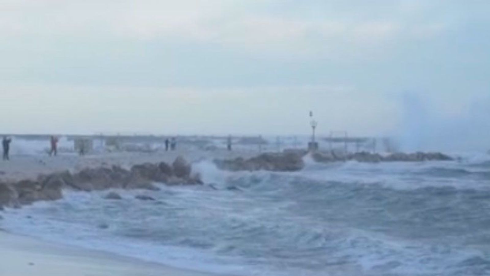 Alerta en varias provincias andaluzas por el viento, la lluvia y el oleaje