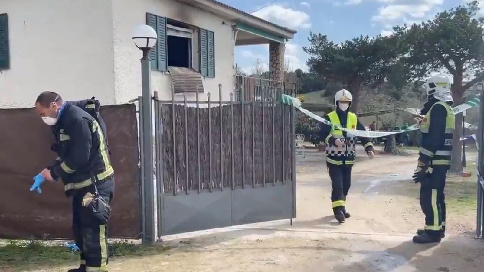 Imagen de la vivienda de El Molar donde fueron hallados tres cadáveres tras apagarse un incendio