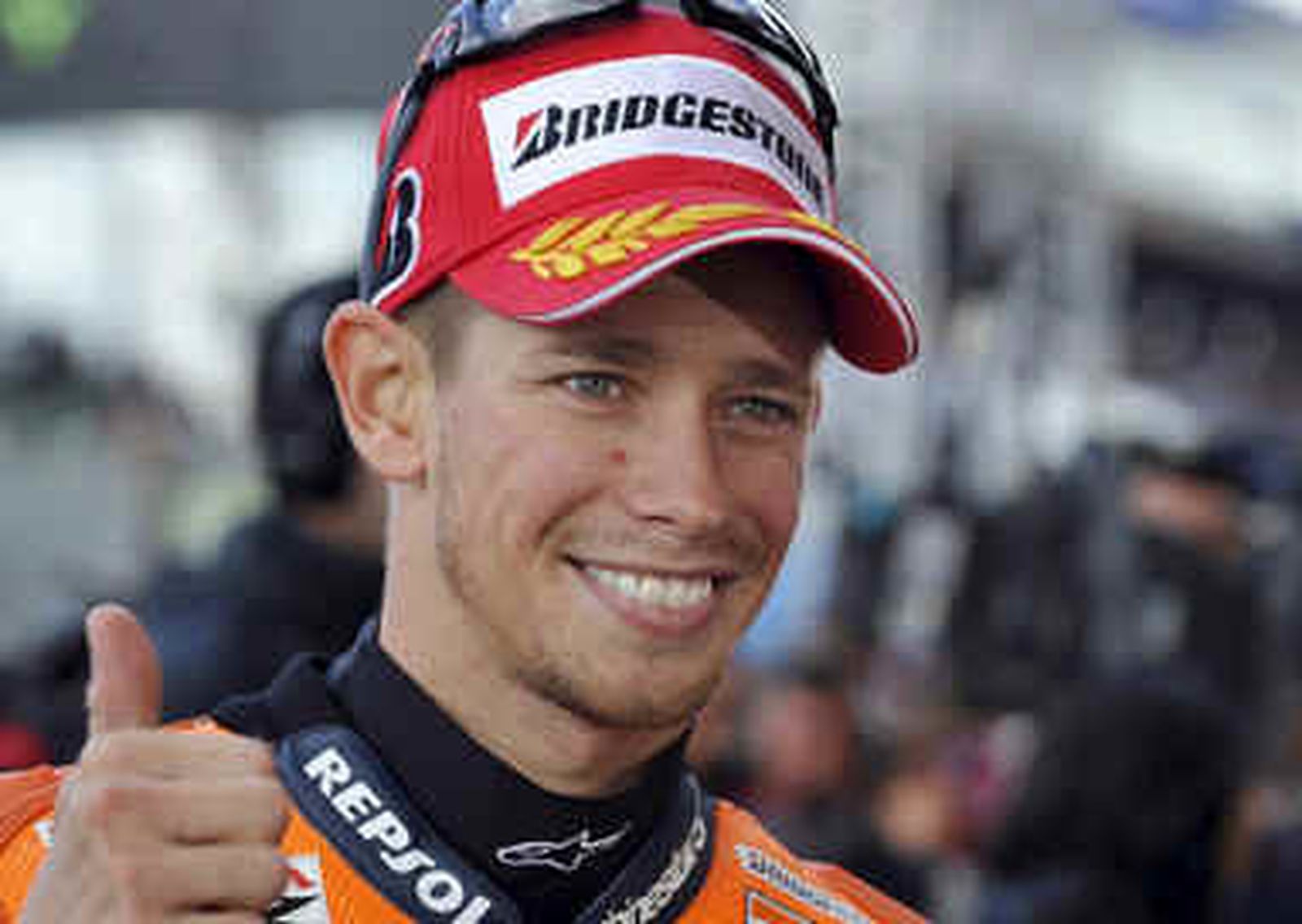 Stoner gana en Silverstone y arrebata el liderado a un accidentado Lorenzo