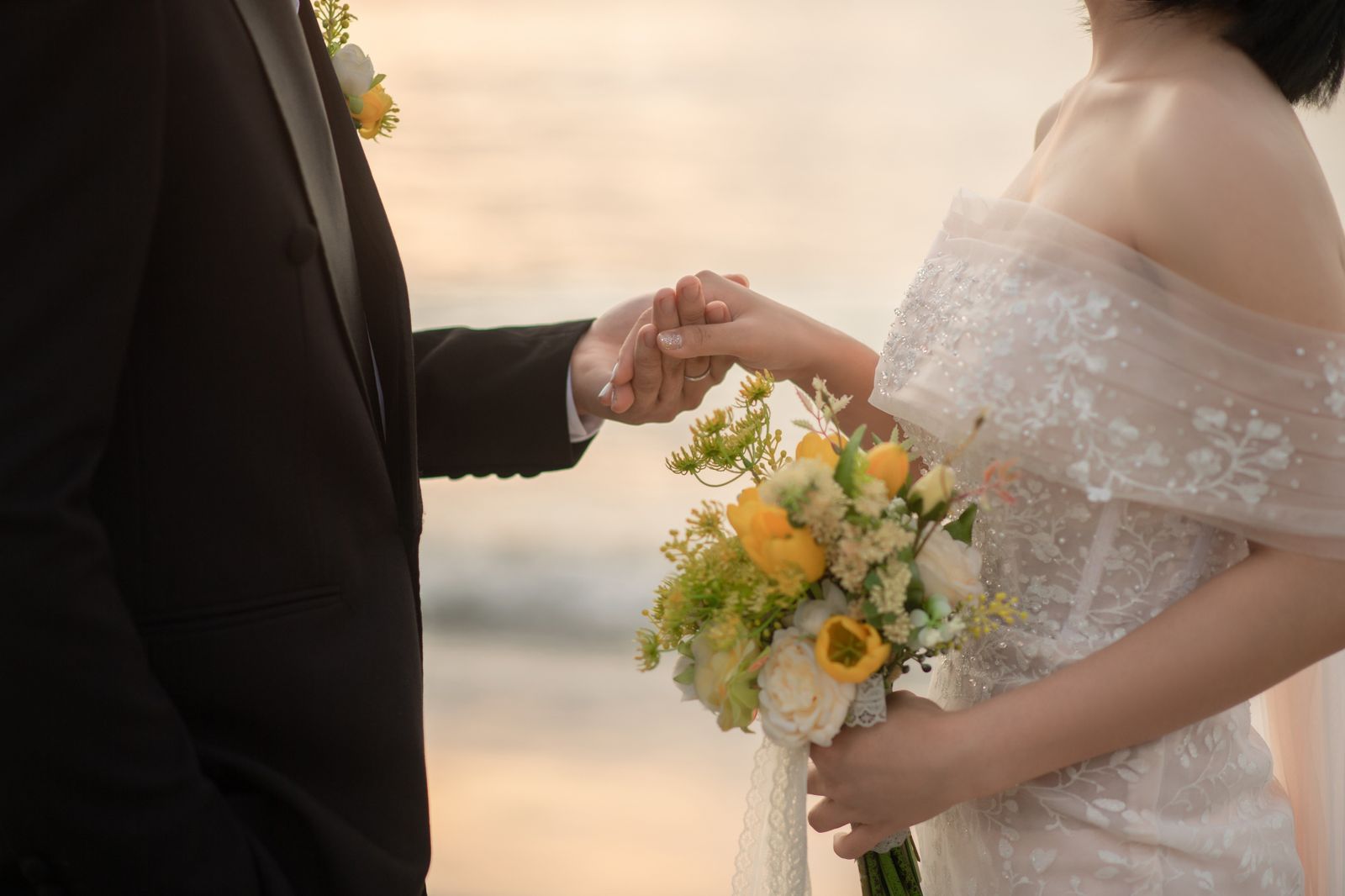 Los españoles confían en el matrimonio religioso, la monogamia y el amor sin sexo, según el CIS