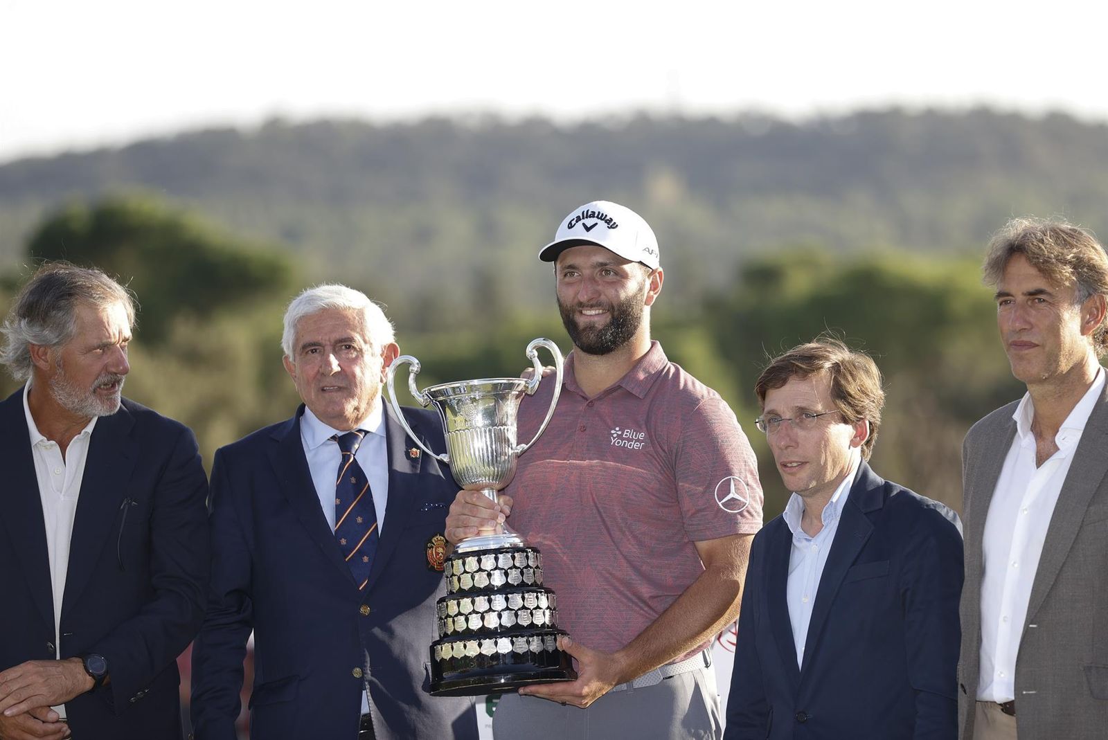 Jon Rahm recoge el trofeo como campeón del Open de España
