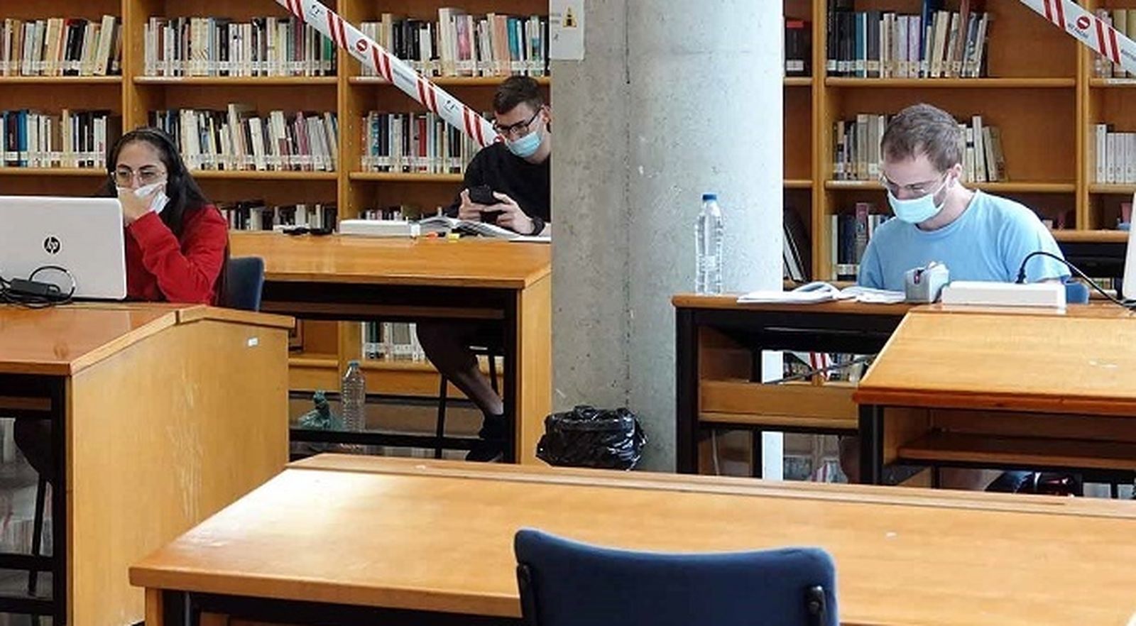 Alumnos preparando en una biblioteca la EvAU