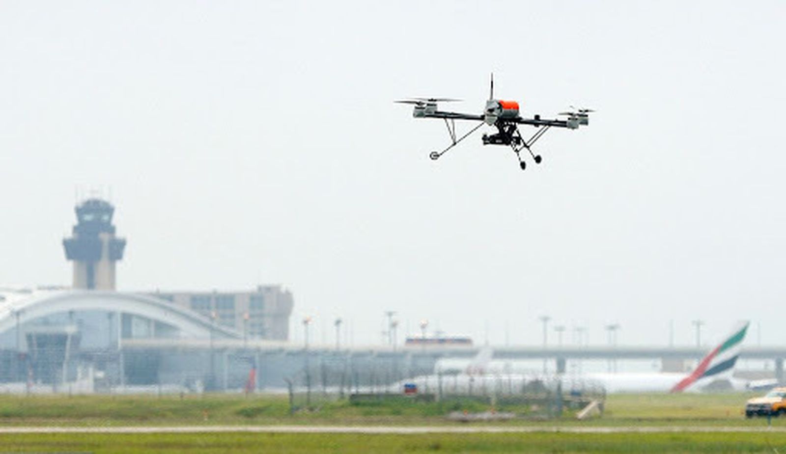 Imagen de un dron sobrevolando un aeropuerto