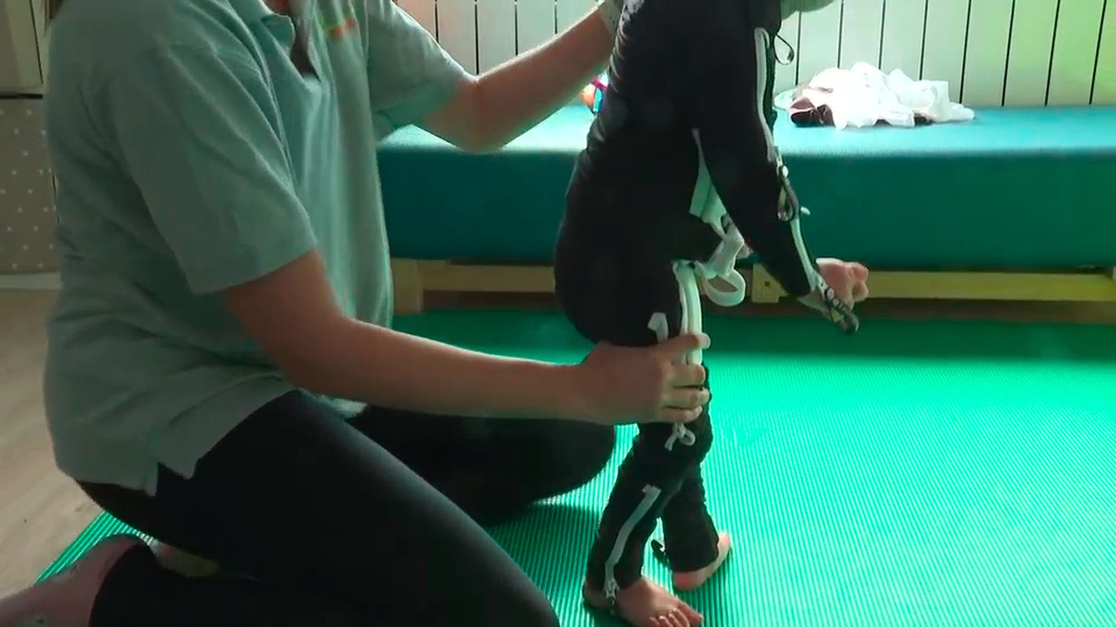 Terapia con un traje de neuromodulación en un centro de atención temprana