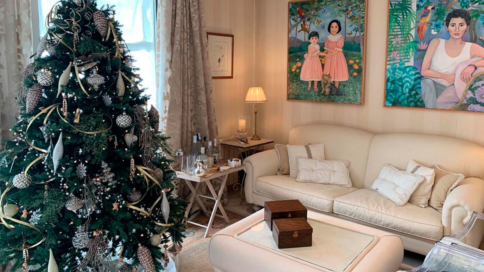 La decoración se centra en colores neutros y mucho blanco. El árbol de Navidad es pura elegancia.