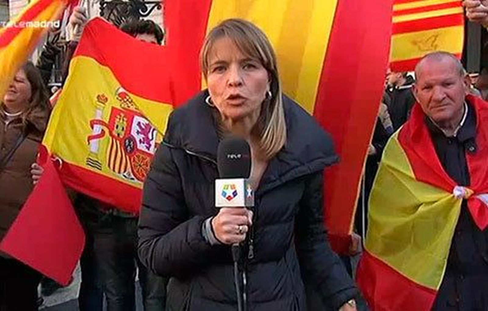 Miles de ciudadanos se manifiestan en Barcelona en defensa de la Constitución